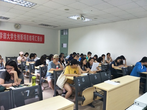 图3 英语学院学生干部认真聆听老师讲话 图3 英语学院学生干部认真聆听老师讲话