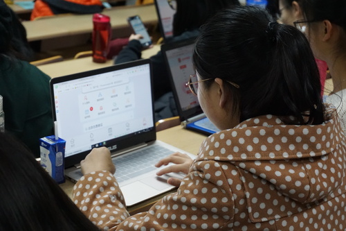 01团校学员操作“共青云”系统 01团校学员操作“共青云”系统