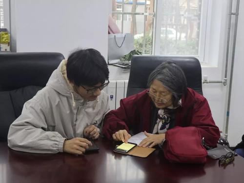 1志愿者耐心教老人使用手机 1志愿者耐心教老人使用手机