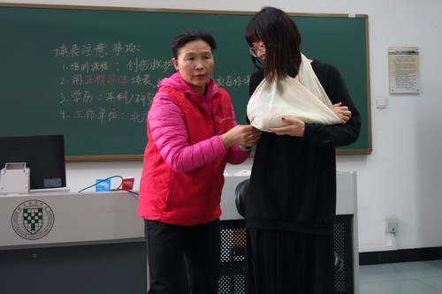 5 海淀红会老师为大家讲解包扎步骤 5 海淀红会老师为大家讲解包扎步骤