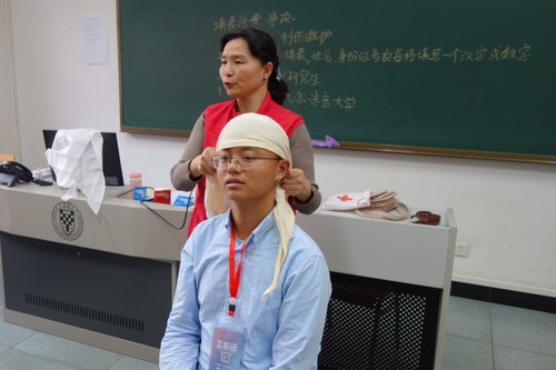 6 红会干事充当示范模特 6 红会干事充当示范模特