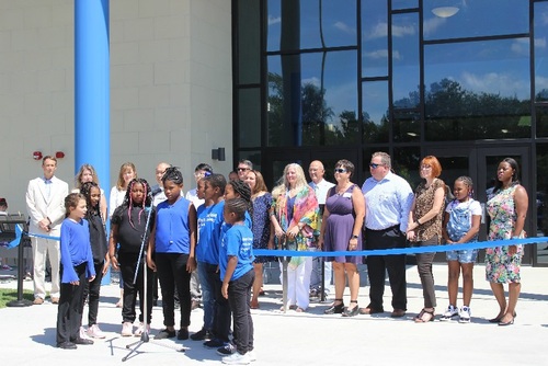 东点学校学生用中英文演唱东点校歌 东点学校学生用中英文演唱东点校歌