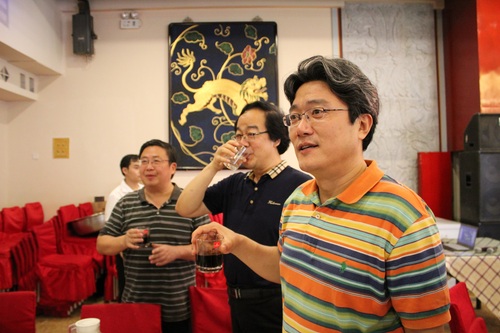 图5 老师为同学们敬酒,送上祝福 图5 老师为同学们敬酒,送上祝福