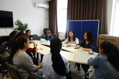 图1 同学们在认真聆听老师们的相关介绍 图1 同学们在认真聆听老师们的相关介绍