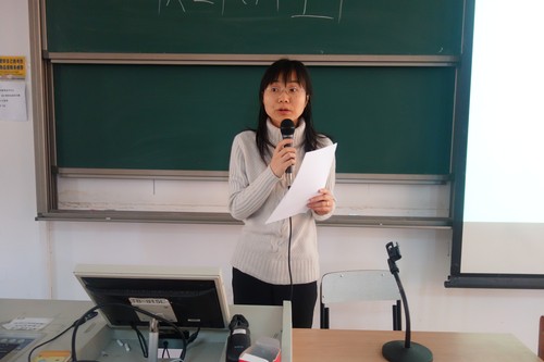图2 龚璇系主任介绍我院出国流程及相关规定 图2 龚璇系主任介绍我院出国流程及相关规定
