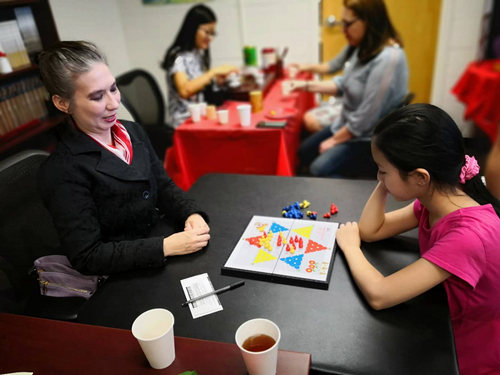 菡雅母女边玩跳棋边温习颜色词语 菡雅母女边玩跳棋边温习颜色词语