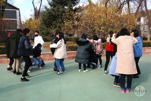 3同学们在玩抱团游戏 3同学们在玩抱团游戏