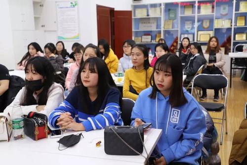 3听众们认真聆听 3听众们认真聆听