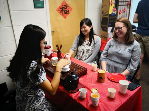 孔院志愿者董鲁霞在表演茶艺 孔院志愿者董鲁霞在表演茶艺