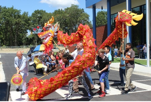 东点学校校长亲自带队舞龙1 东点学校校长亲自带队舞龙1