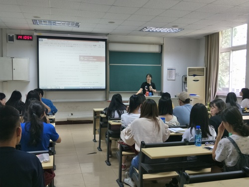 图2 辅导员刘洁老师介绍本学期综合测评工作 图2 辅导员刘洁老师介绍本学期综合测评工作