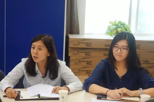 图2 穆杨副院长为同学们答疑解惑 图2 穆杨副院长为同学们答疑解惑