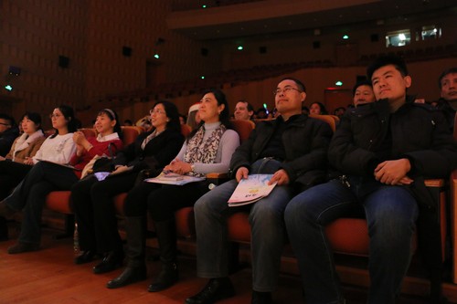 图1 领导嘉宾在认真欣赏晚会表演 图1 领导嘉宾在认真欣赏晚会表演