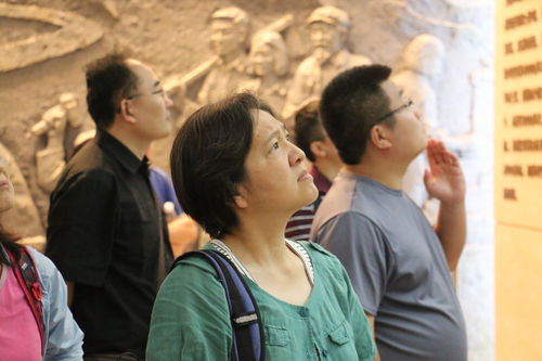 党员同志在纪念馆内认真参观 党员同志在纪念馆内认真参观