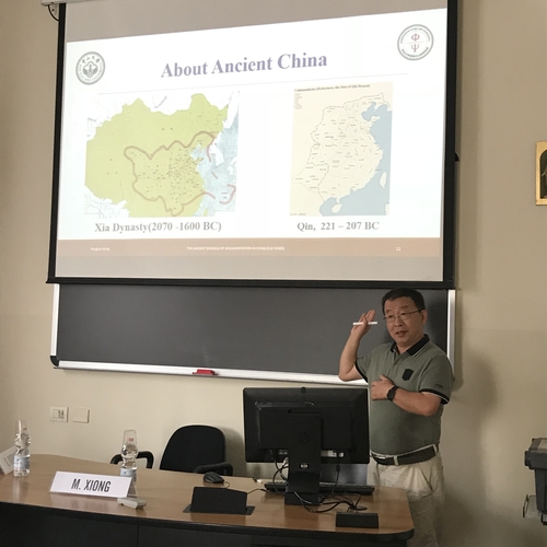 熊教授正在演讲 熊教授正在演讲