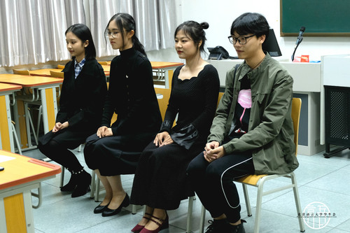 4面试者正在回答 4面试者正在回答