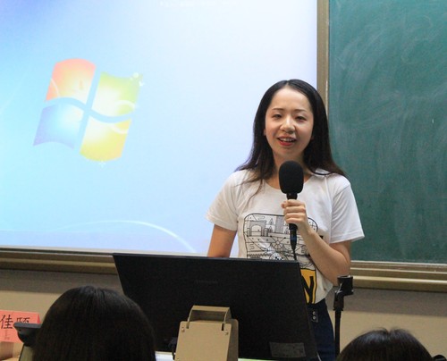 图4 于佳学姐为同学们介绍考研经验 图4 于佳学姐为同学们介绍考研经验