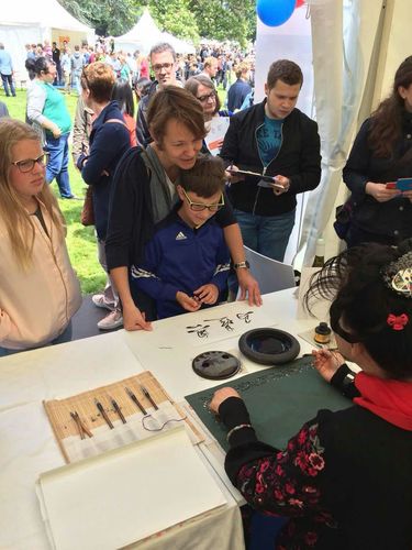 图4-姚力老师现场赠予书法 图4-姚力老师现场赠予书法