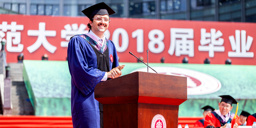 王小龙正在进行毕业演讲 王小龙正在进行毕业演讲