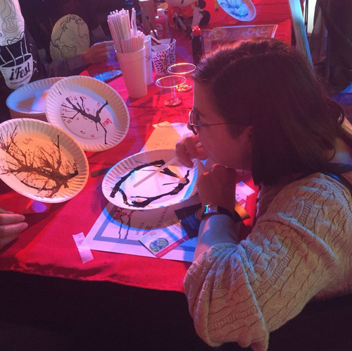 图三:副教务长体验吹墨梅花 图三:副教务长体验吹墨梅花