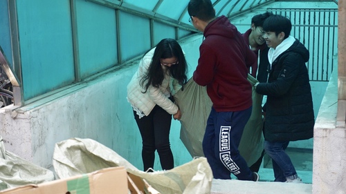 1工作人员搬运纸箱 1工作人员搬运纸箱