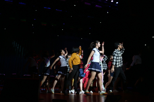 图2 同学们在表演节目《我的大学》 图2 同学们在表演节目《我的大学》