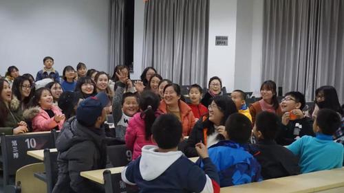 1现场气氛活跃 1现场气氛活跃