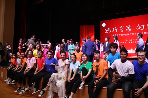 6《无题剧》主演与宋菲飞老师合影 6《无题剧》主演与宋菲飞老师合影