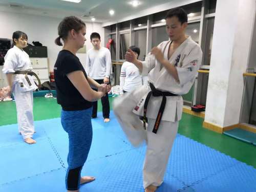 2.腿部动作示范 2.腿部动作示范