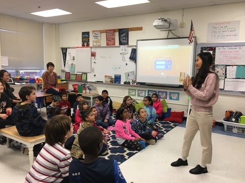 志愿者老师谷岱讲解十二生肖剪纸 志愿者老师谷岱讲解十二生肖剪纸