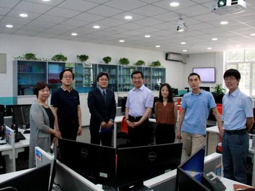 闫校长一行与北语教师合 闫校长一行与北语教师合