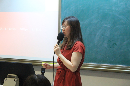 图2 张原欣学姐在讲解中 图2 张原欣学姐在讲解中