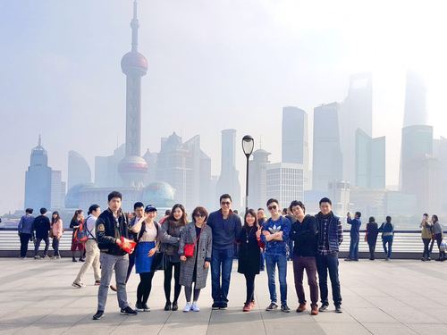 学生游览上海东方明珠 学生游览上海东方明珠