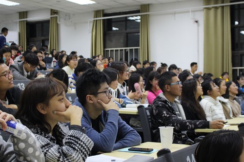 3团校成员专心聆听