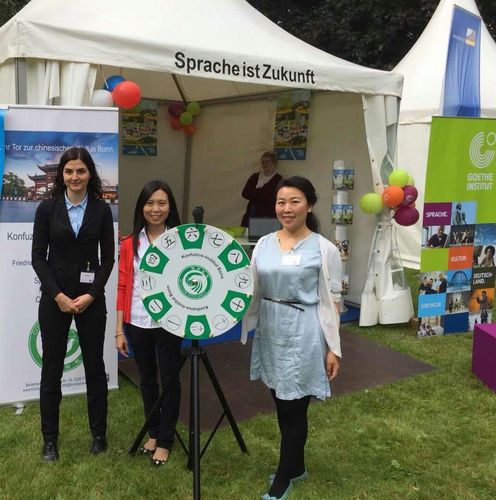 图2-波恩孔院两位院长及工作人员 图2-波恩孔院两位院长及工作人员