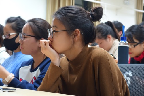 2同学们认真听讲 2同学们认真听讲