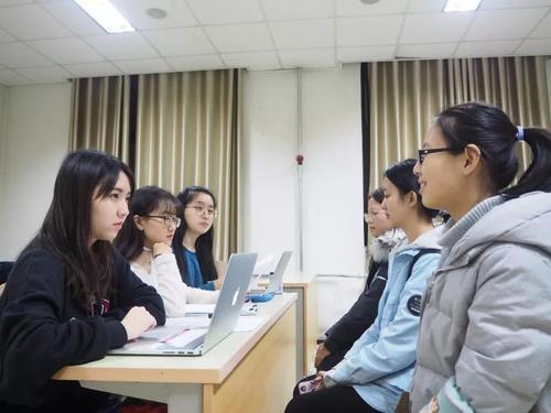 2认真的面试官和面试的同学 2认真的面试官和面试的同学