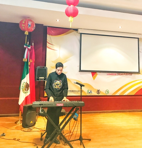 图四朱乐天表演钢琴弹唱 图四朱乐天表演钢琴弹唱