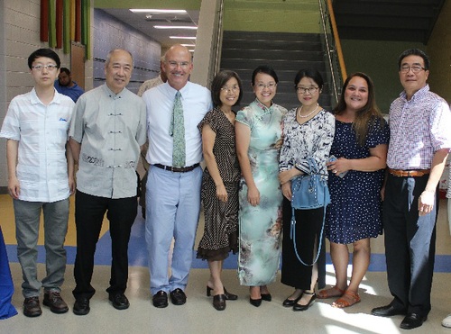 南卡孔院中方院长李越和东点校长及华人社区代表合影 南卡孔院中方院长李越和东点校长及华人社区代表合影