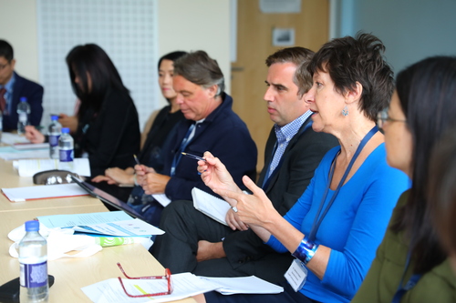 与会代表热烈参加讨论 与会代表热烈参加讨论