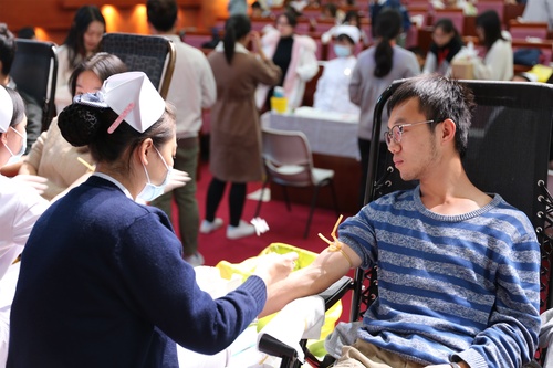 3同学在献血 3同学在献血