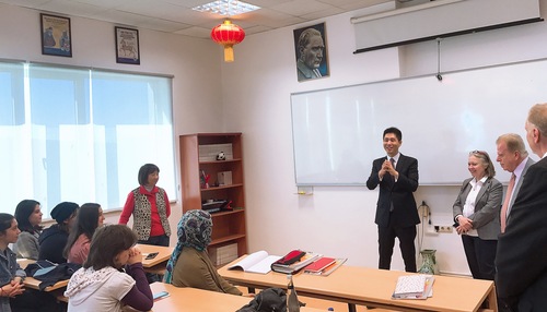 崔总与孔院师生 崔总与孔院师生