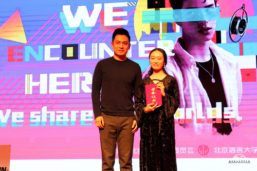 5嘉宾给选手颁奖 5嘉宾给选手颁奖