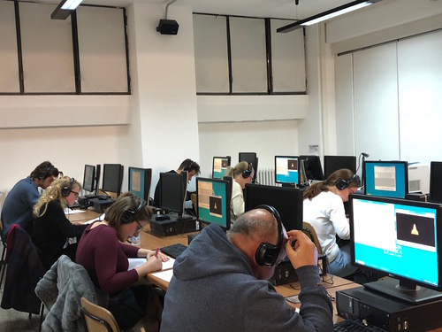 图一:考场实况 图一:考场实况