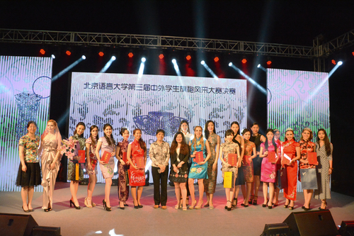 嘉宾领导与选手们合影留念 嘉宾领导与选手们合影留念