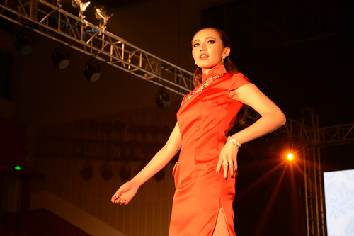 选手进行T台走秀 选手进行T台走秀